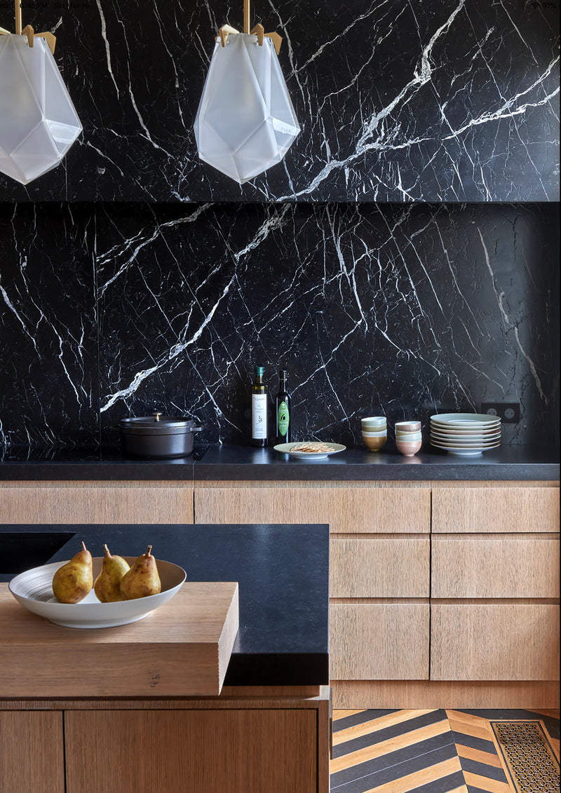 A powerful warm light diffused through double-blown glass, the Briolette Small Pendant showcases striking prismatic contours held by the brand’s signature metallic prongs.