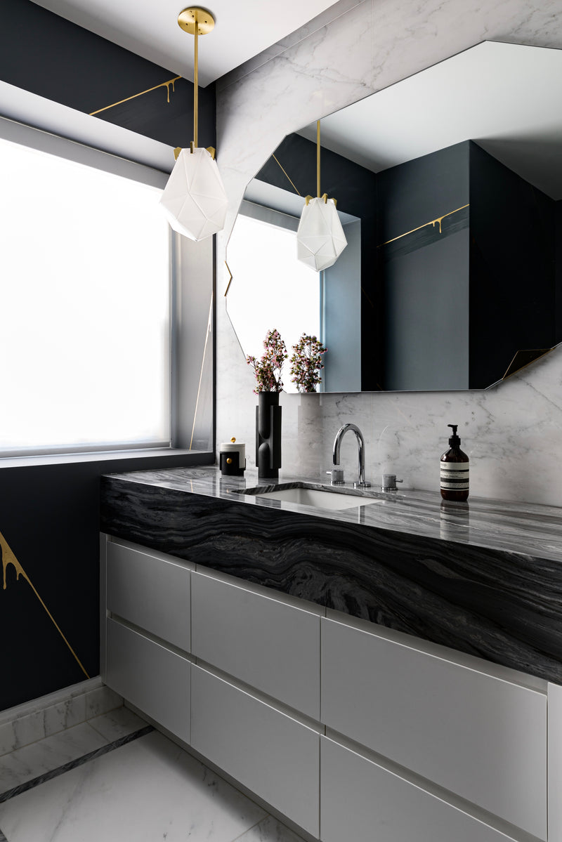 A powerful warm light diffused through double-blown glass, the Briolette Small Pendant showcases striking prismatic contours held by the brand’s signature metallic prongs.