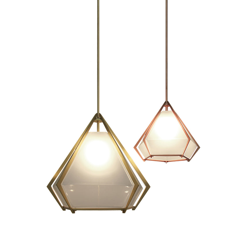 A sparkling prism, the Harlow Pendant is directly inspired by the world of jewelry. Encasing a translucent glass shade, its metallic frame is available in satin brass, nickel, copper, bronze or black steel.