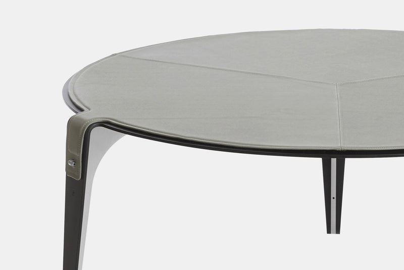 A traditional silhouette with unconventional detail, Gabriel Scott accents the Bardot Coffee Table with unique features. The formed metal frame is supported by a ribbed structure in contrasting metal hardware giving the table both body and color.